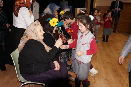 Işık Koleji öğrencileri yaşlılara unutulmaz bir gün yaşattı