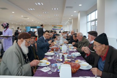 Işık Koleji öğrencileri yaşlılara unutulmaz bir gün yaşattı