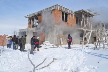 Isınmak İçin Sobaya Tiner Döktü, Yanarak Ağır Yaralandı