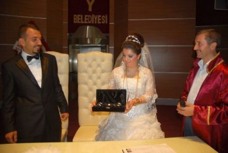 İşitme Engelli Çift 'evet' Yazılı Kartlarla Evlendi