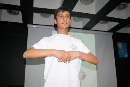 İşitme engelli Eyüp, arkadaşlarına işaret dili öğretiyor