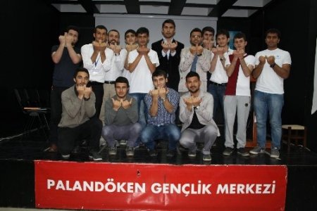 İşitme engelli Eyüp, arkadaşlarına işaret dili öğretiyor