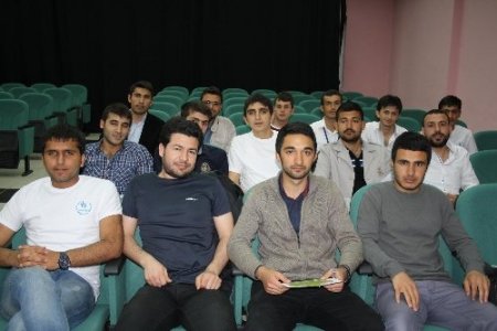 İşitme engelli Eyüp, arkadaşlarına işaret dili öğretiyor