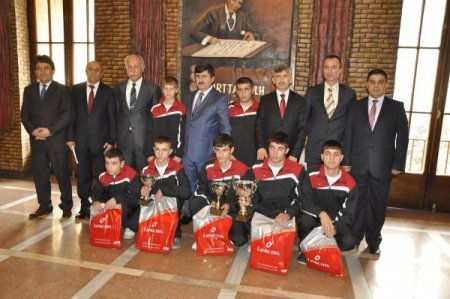 İşitme engelli güreş birincisi öğrenciler Vali Öz’ü ziyaret etti