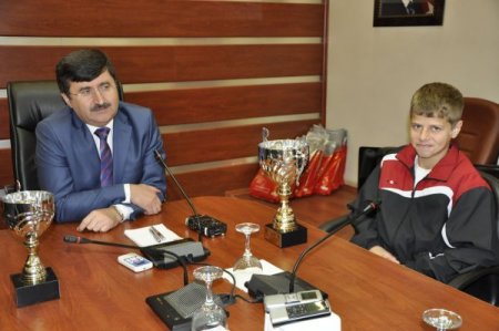 İşitme engelli güreş birincisi öğrenciler Vali Öz’ü ziyaret etti