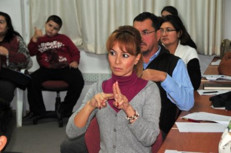 İşitme engelli vatandaşları sosyalleştirmek için işaret dili kursuna geliyorlar