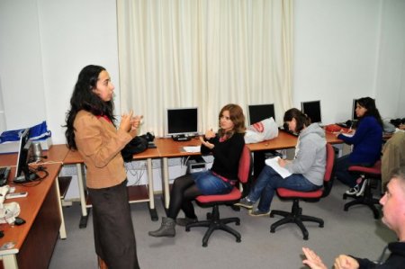 İşitme engelli vatandaşları sosyalleştirmek için işaret dili kursuna geliyorlar