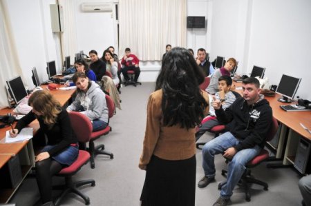 İşitme engelli vatandaşları sosyalleştirmek için işaret dili kursuna geliyorlar