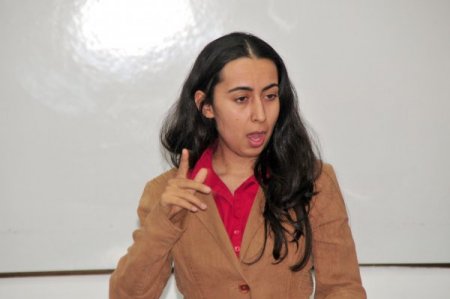 İşitme engelli vatandaşları sosyalleştirmek için işaret dili kursuna geliyorlar