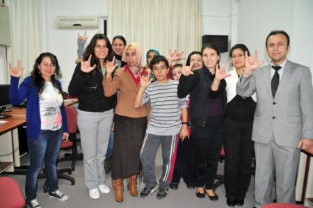 İşitme engelli vatandaşları sosyalleştirmek için işaret dili kursuna geliyorlar