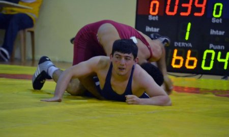 İşitme Engelliler Güreş Şampiyonası'nda madalyalar sahiplerini buluyor