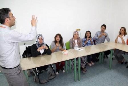 İşitme engellilerle iletişim kurabilmek için işaret dili öğreniyorlar
