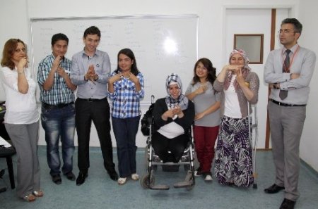 İşitme engellilerle iletişim kurabilmek için işaret dili öğreniyorlar