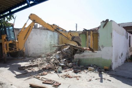 İskan yasağı bulunan 10 orta hasarlı bina yıkıldı