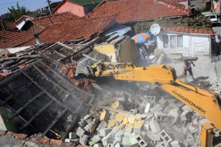 İskan yasağı bulunan 10 orta hasarlı bina yıkıldı