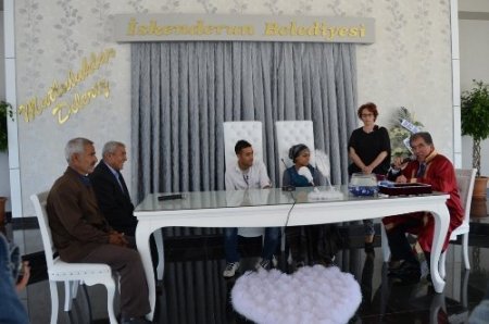 İskenderun Belediyesi Kutlu Doğum Haftası'nda toplu nikah töreni düzenledi
