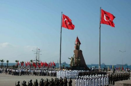 İskenderun Halkı Kurtuluş Törenlerinde Askeri Bağrına Bastı