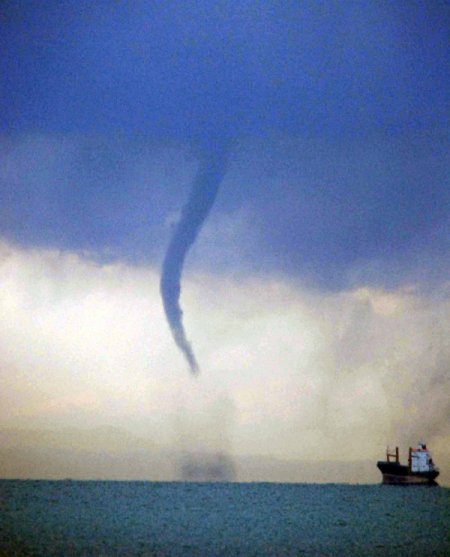 İskenderun Körfezi'nde peş peşe çıkan hortumlar paniğe yol açtı