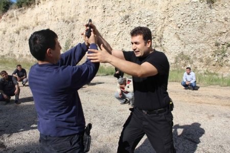 İskenderun polisi, teröre karşı uygulamalı eğitimler yapıyor