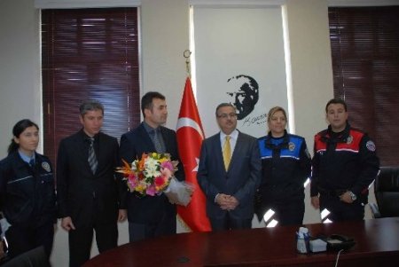 İskenderun polisi yıldönümünü pasta keserek kutladı