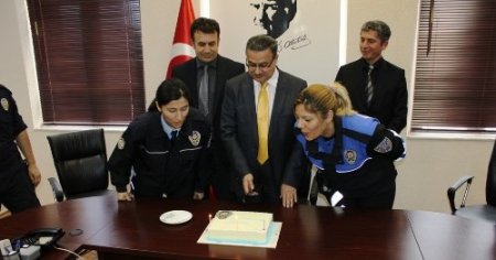 İskenderun polisi yıldönümünü pasta keserek kutladı