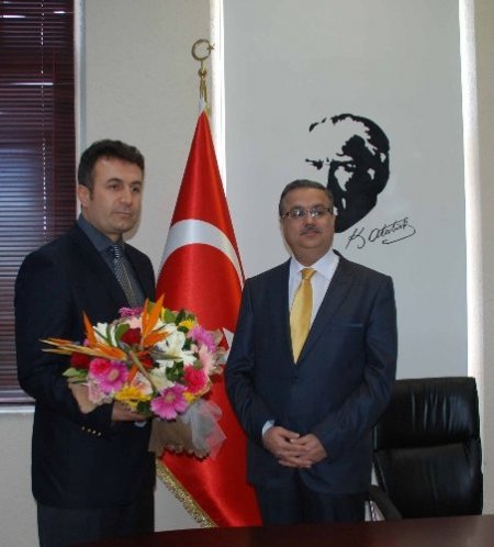 İskenderun polisi yıldönümünü pasta keserek kutladı