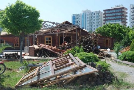 İskenderun Sahilindeki Ahşap Yapı Belediye Ekiplerince Yıkıldı