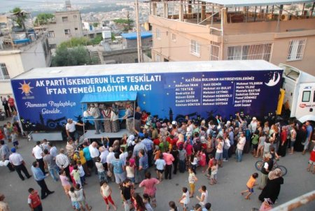 İskenderun'da Ak Parti Halka Araçla İftar Yemeği Dağıtıyor