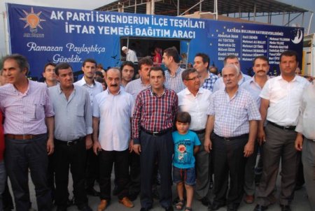 İskenderun'da Ak Parti Halka Araçla İftar Yemeği Dağıtıyor