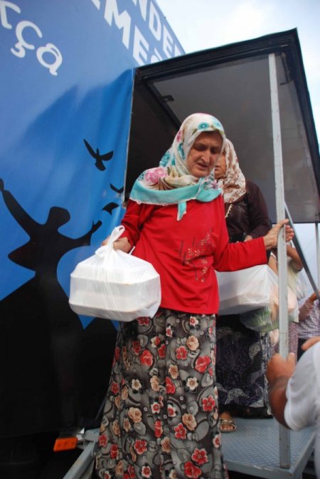 İskenderun'da Ak Parti Halka Araçla İftar Yemeği Dağıtıyor