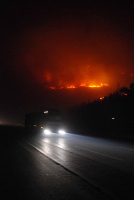 İskenderun'da çıkan yangın hala devam ediyor