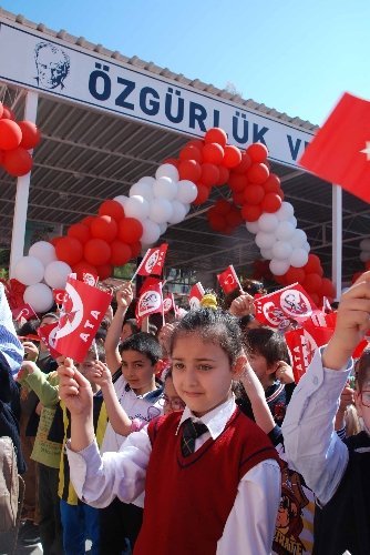 İskenderun'da coşkulu 23 Nisan kutlaması