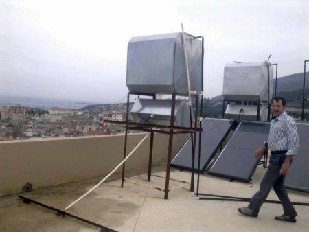 İskenderun'da fırtına çatıları uçurdu