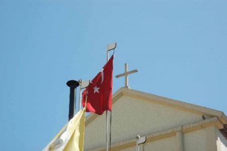 İskenderun'da Kiliselerden Teröre Bayraklı Tepki