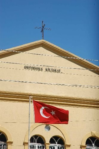 İskenderun'da Kiliselerden Teröre Bayraklı Tepki