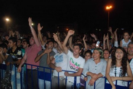İskenderun'da Kıraç Konseri Yoğun İlgi Gördü
