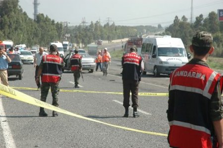 İskenderun'da Otomobil İle Minibüs Çarpıştı: 1 Ölü, 23 Yaralı