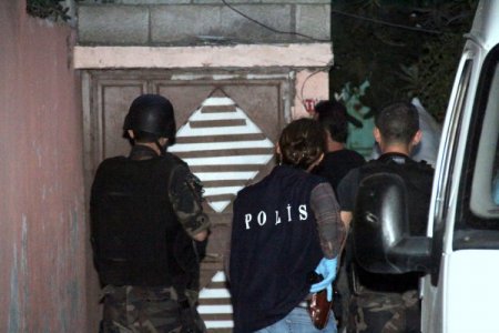 İskenderun'da uyuşturucu satıcılarına operasyon yapıldı: 15 gözaltı