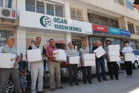 İskenderun'daki Suriyelilere gıda yardımı yapıldı