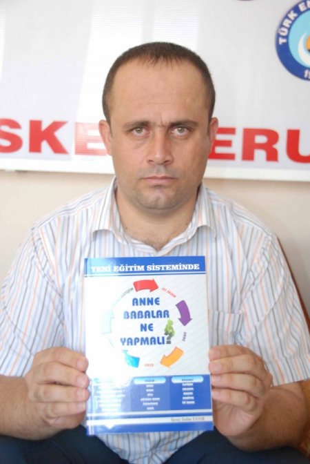 İskenderunlu öğretmen yeni eğitim sistemi ile ilgili kitap yazdı