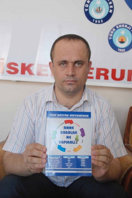 İskenderunlu öğretmen yeni eğitim sistemi ile ilgili kitap yazdı