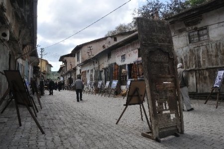İskilip'teki fotoğraf sergisine 150 yıllık tarihi kapıdan giriliyor