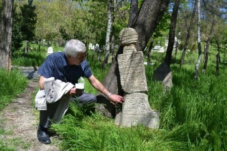 İskilip'teki tarihi mezar taşları ve kitabeler araştırılıyor