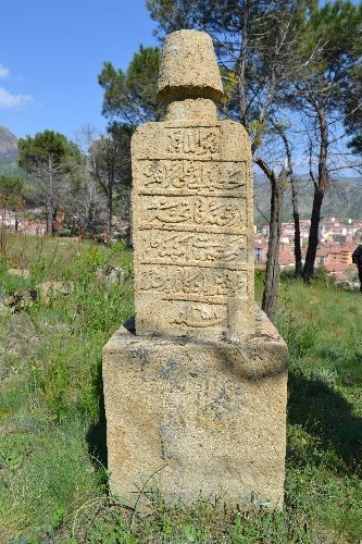 İskilip'teki tarihi mezar taşları ve kitabeler araştırılıyor