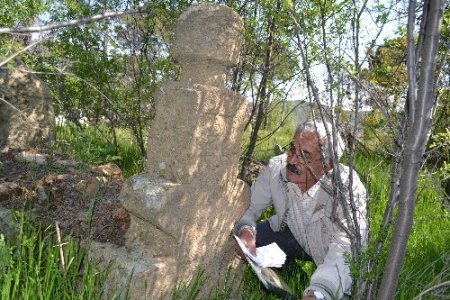 İskilip'teki tarihi mezar taşları ve kitabeler araştırılıyor