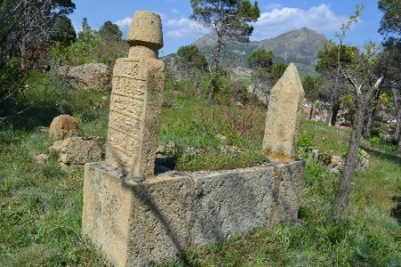İskilip'teki tarihi mezar taşları ve kitabeler araştırılıyor