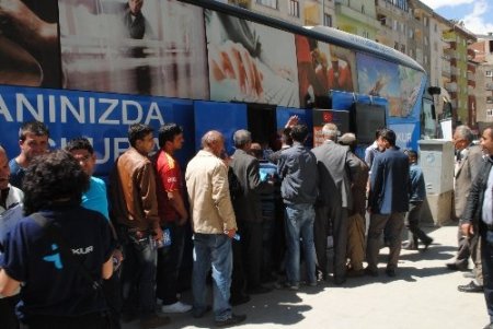 İŞKUR otobüsü Hakkari'de yoğun ilgi gördü
