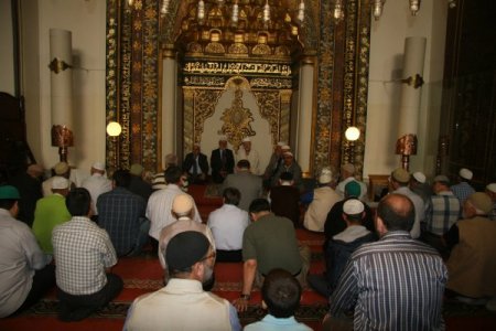 İslam'a hakaret eden filme tepki için gül dağıtıp, mevlit okuttular