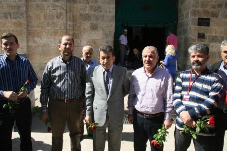 İslam'a hakaret eden filme tepki için gül dağıtıp, mevlit okuttular