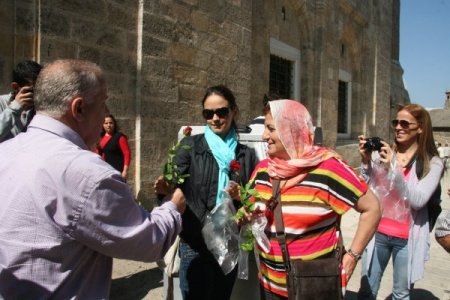 İslam'a hakaret eden filme tepki için gül dağıtıp, mevlit okuttular